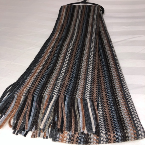 Roundtree and Yorke winter scarf - Picture 5 of 8